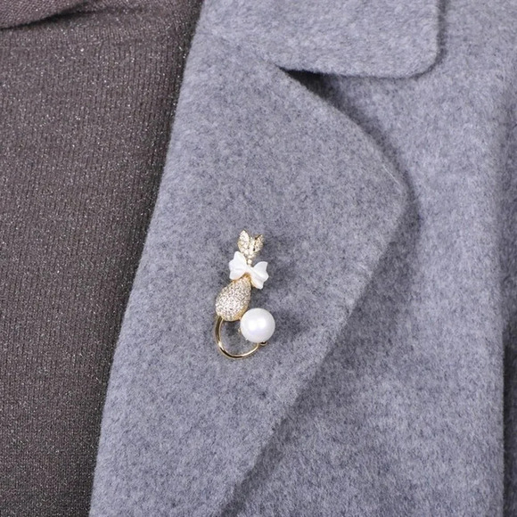 VQ Rhinestones Cat Brooch with a Bow - Picture 2 of 6